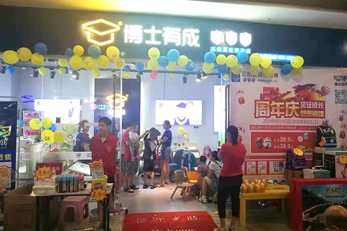 博士有成三防學(xué)習(xí)桌椅引爆沈陽(yáng)，現(xiàn)場(chǎng)成交51套，超乎您想象