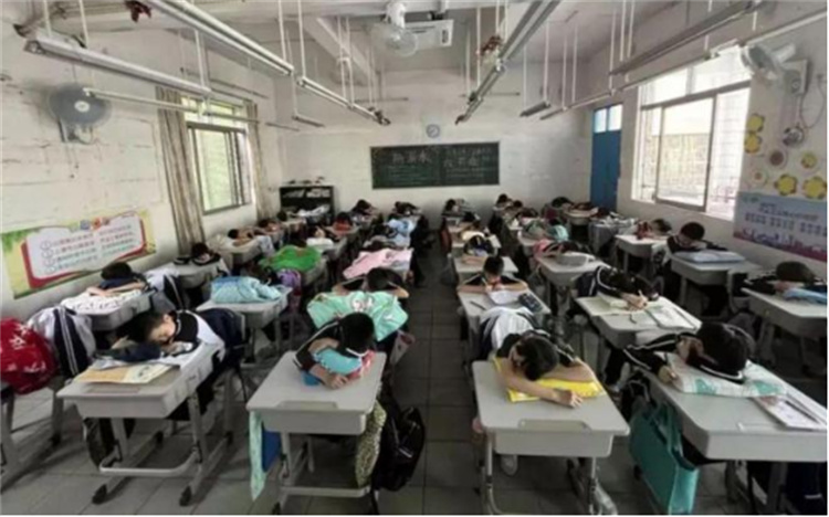 孩子不科學的坐姿將直接引發(fā)眼睛近視、脊椎側彎等問題