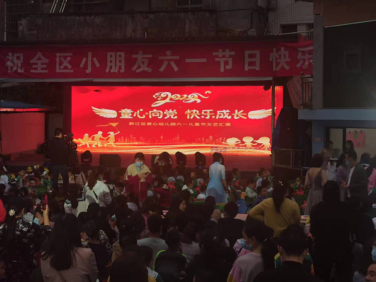 活動現(xiàn)場人山人海