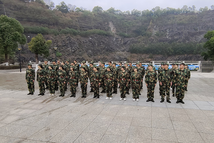 博士有成全體參訓(xùn)人員動作整齊劃一