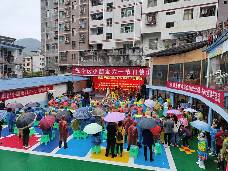 黔江博士有成學習桌聯(lián)合螞蟻公益大型募書活動火爆現(xiàn)場氛圍