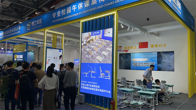 展會現場熱鬧非常，人來人往，絡繹不絕