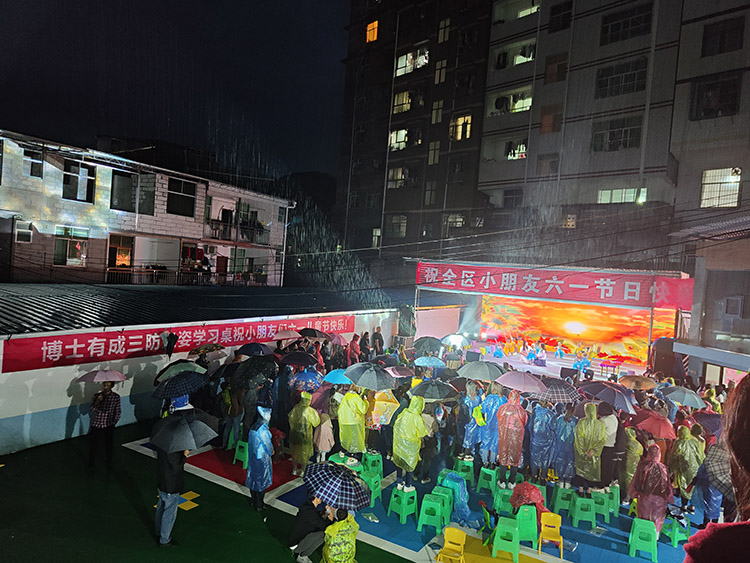活動當天下了很大的雨，也阻止不了活動現(xiàn)場的火爆