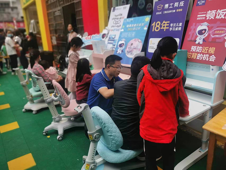活動現(xiàn)場矯資顧問為客戶講解學習桌賣點二