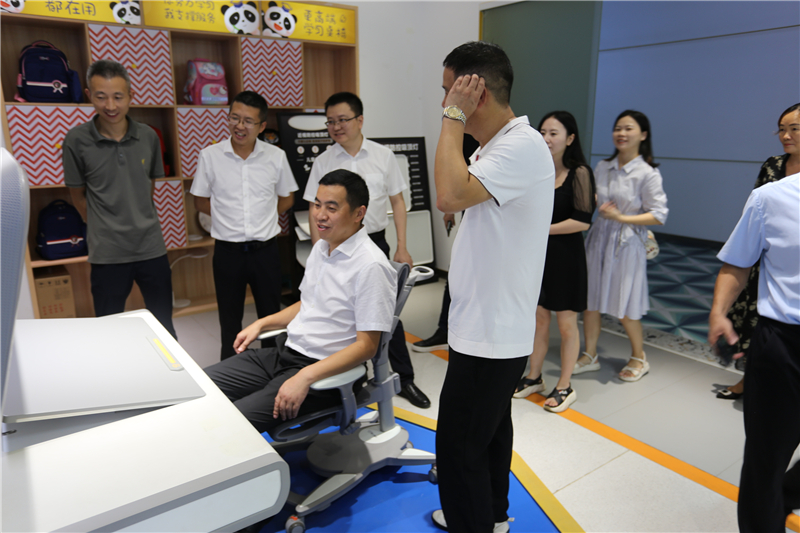 達州市達川區(qū)委副書記、區(qū)長唐令彬一行體驗博士有成AI智能學習桌