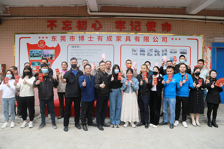 為入職1到5年的合格員工頒發(fā)忠誠獎(jiǎng)