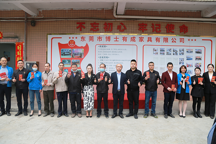 為入職5到10年的合格員工頒發(fā)忠誠獎(jiǎng)
