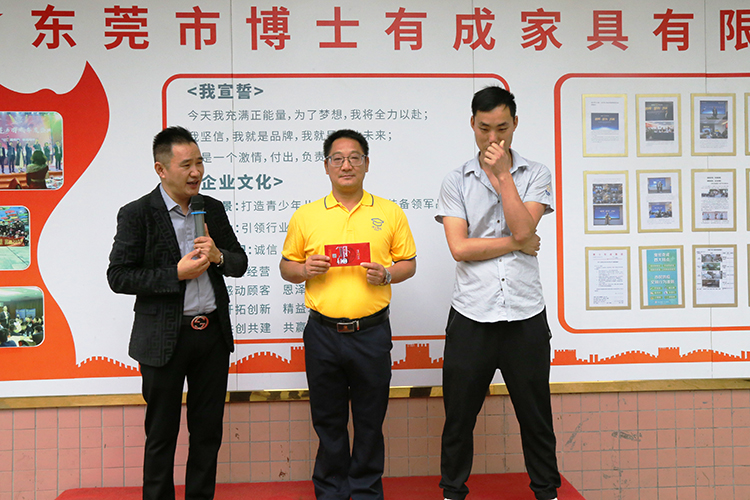 劉總為眾達(dá)廠部張玉元廠長/品質(zhì)部賈永強(qiáng)總監(jiān)頒發(fā)獎(jiǎng)金
