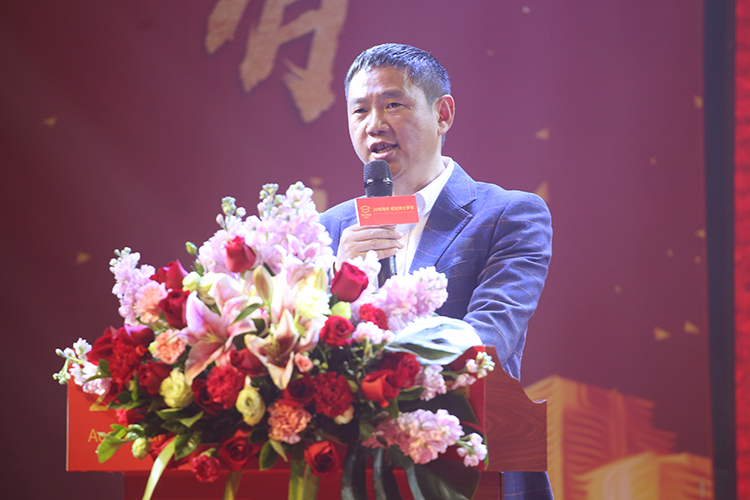 博士有成董事長(zhǎng)王洪貴先生2019新年賀詞，有你們，奮斗路上不孤單